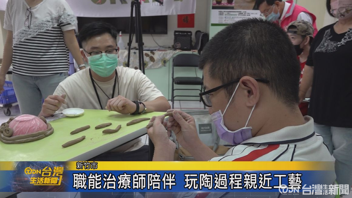 職能治療師廖志勇陪伴學員體驗陶藝,瞭解學員的缺點,幫助他們成長