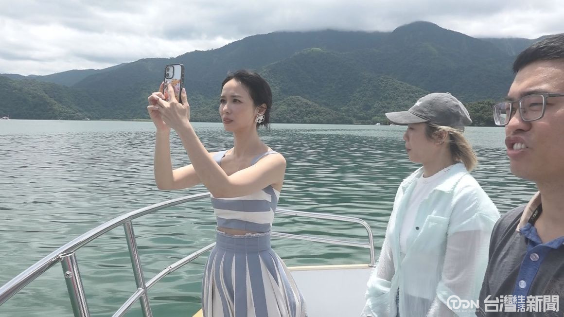 主辦單位邀請網紅陳明珠代言，並且坐電動船遊潭，感受美麗湖光山色/記者 范宏坤 攝
