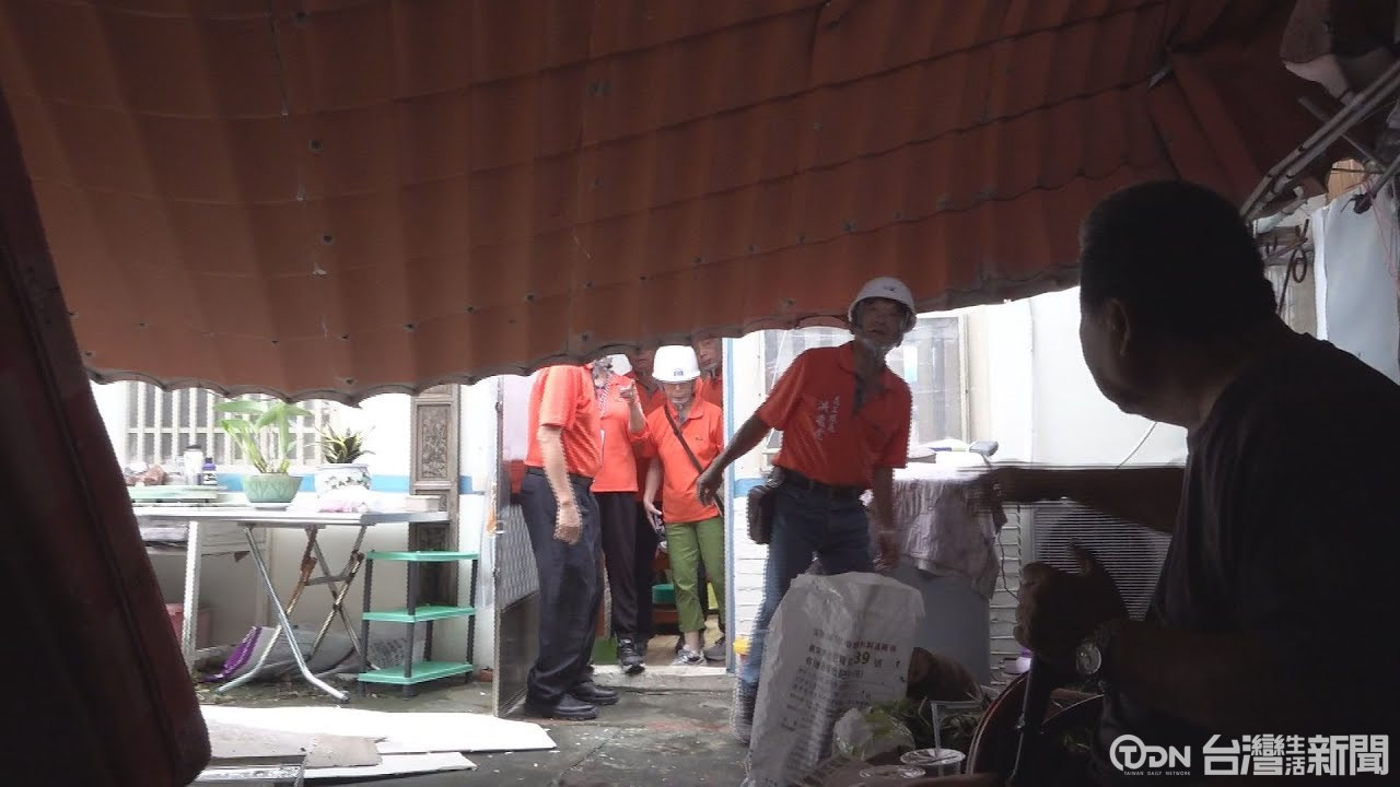 後壁獨老屋頂半翻掉落 做工行善團伸援手 - 鑫傳國際多媒體科技股份有限公司 TDN台灣生活新聞