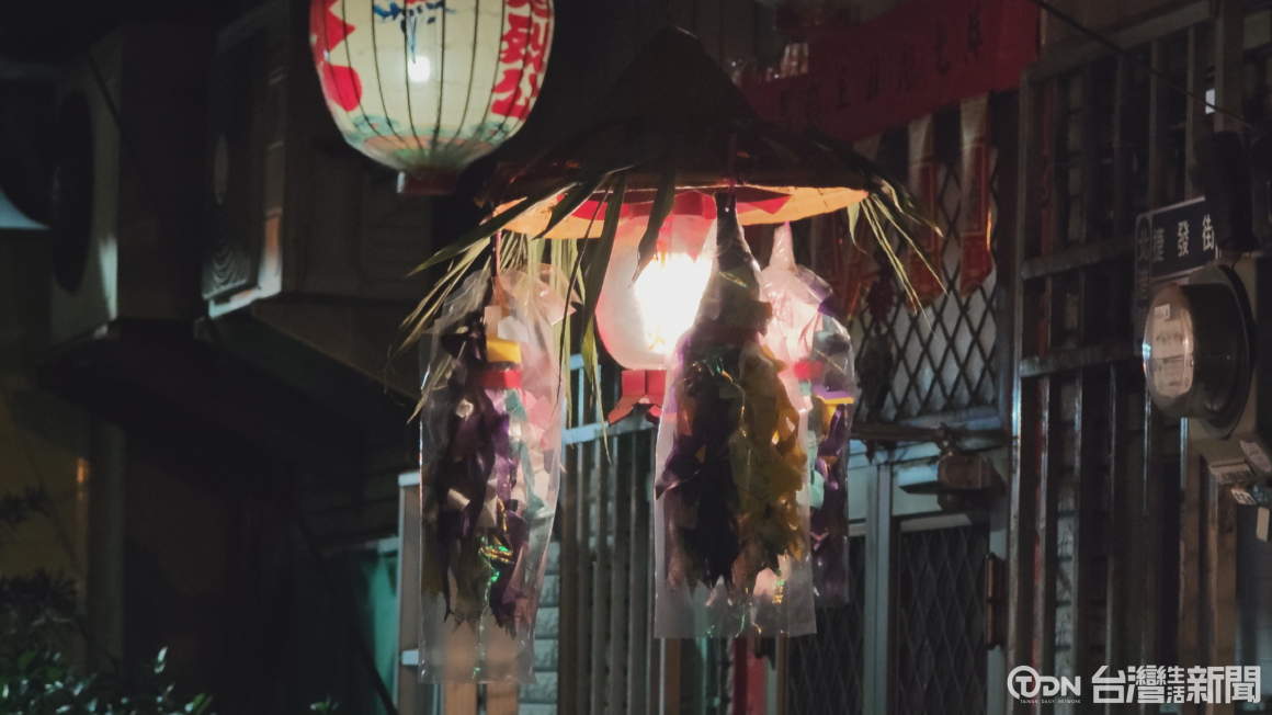 深夜普渡燈照亮好兄弟坎坷路 展現人間溫暖精神 - 鑫傳國際多媒體科技股份有限公司 TDN台灣生活新聞
